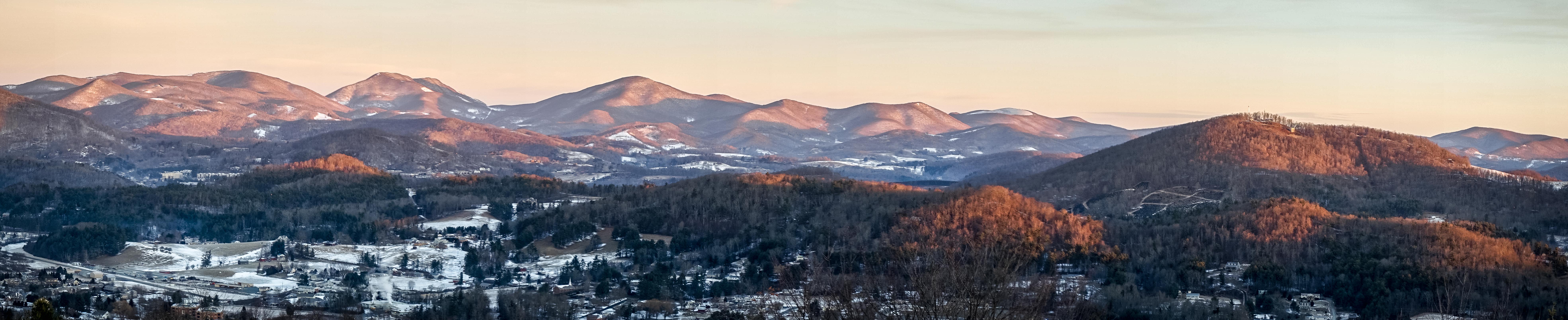 I woke up at 04:30 to see the Super Blood Blue Moon thing, but all I got was this panorama of Boone.